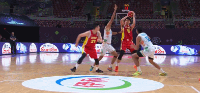 媒体人：胡金秋这个犯规应该给个违体可能更合理点