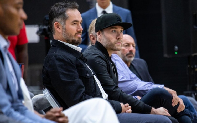 出售平分百亿估值！湖人出售前 巴斯兄妹每年就只有300-500万分红