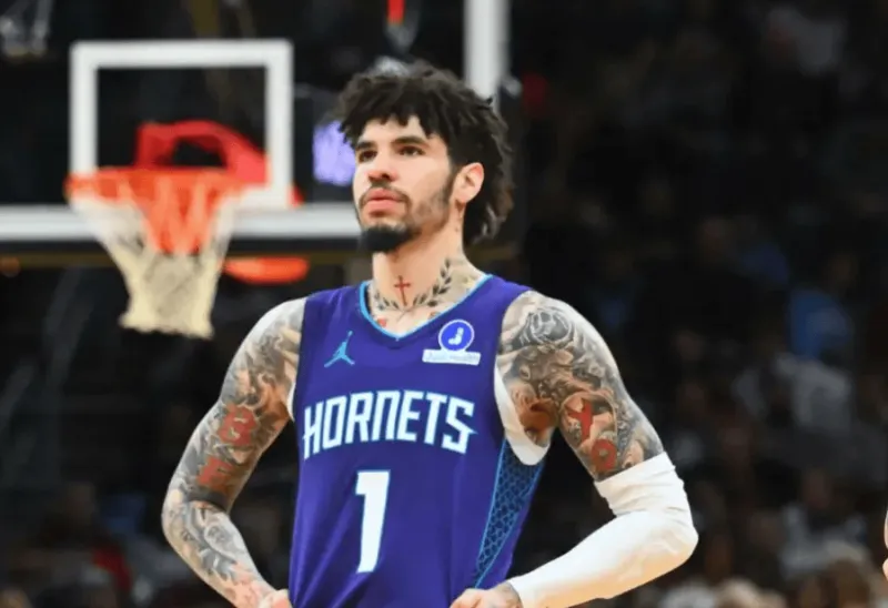 本赛季出手10+三分但0中：加兰11中0、小贾10中0、鲍尔10中0